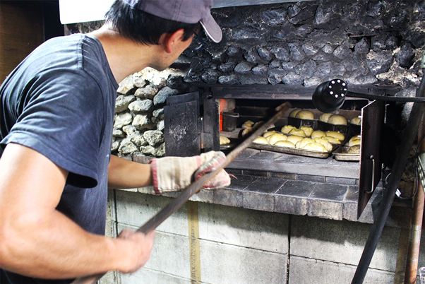 石窯でパンを焼いています